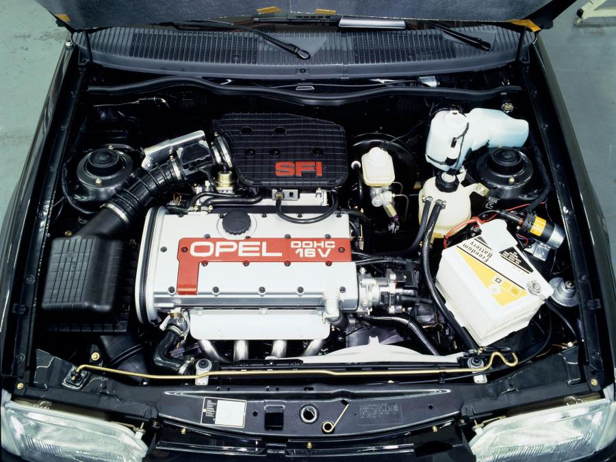 Моторный отсек Opel Kadett GSi 16V 3-Door (E) 1988 года  (фото 7 из 10)